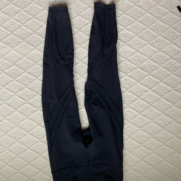Lululemon mesh detail legging *limited edition* - Picture 4 of 4